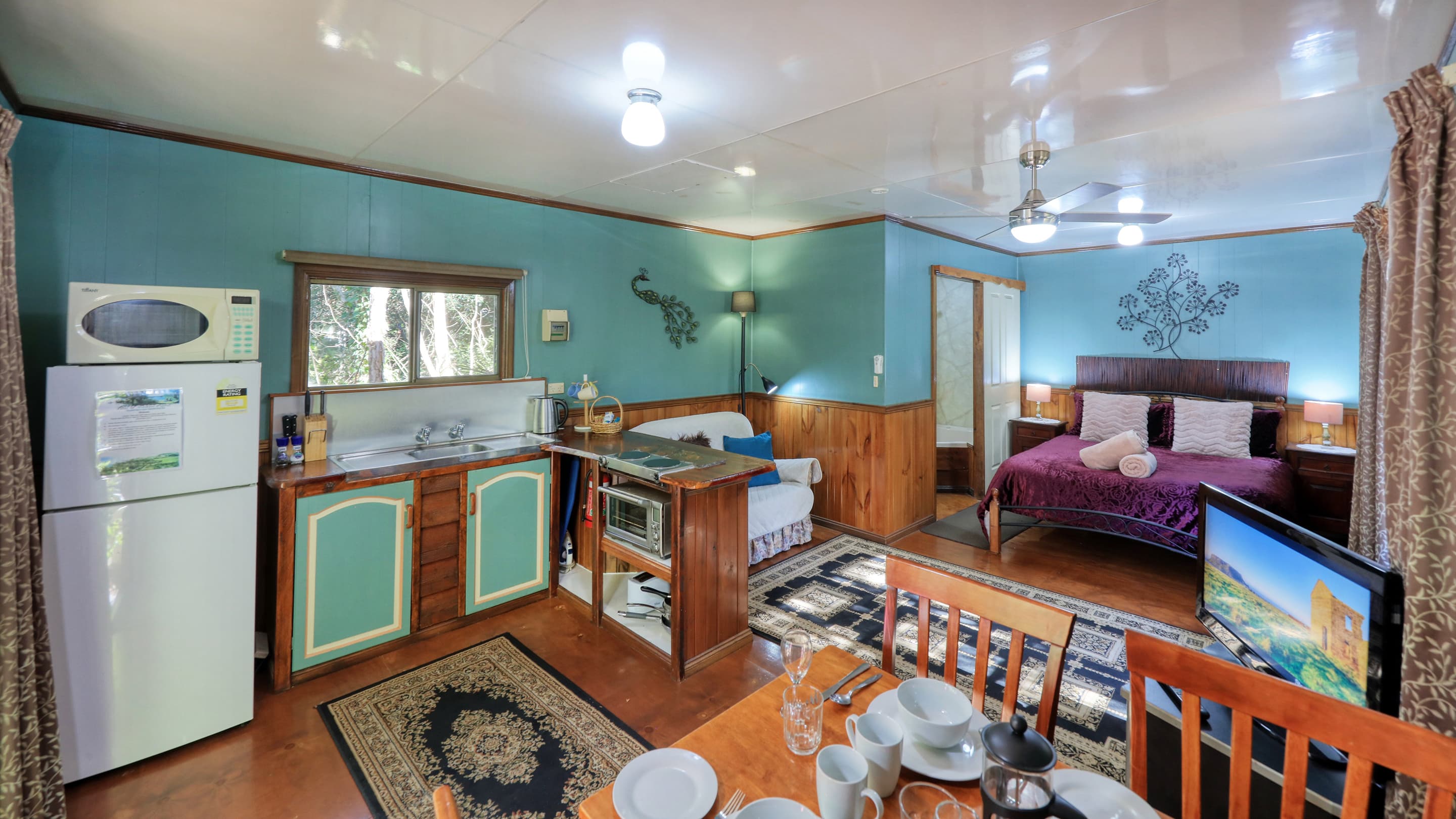 Crayfish Creek Van and Cabin Park β Spa Cabin 1 bedroom - Photo 2