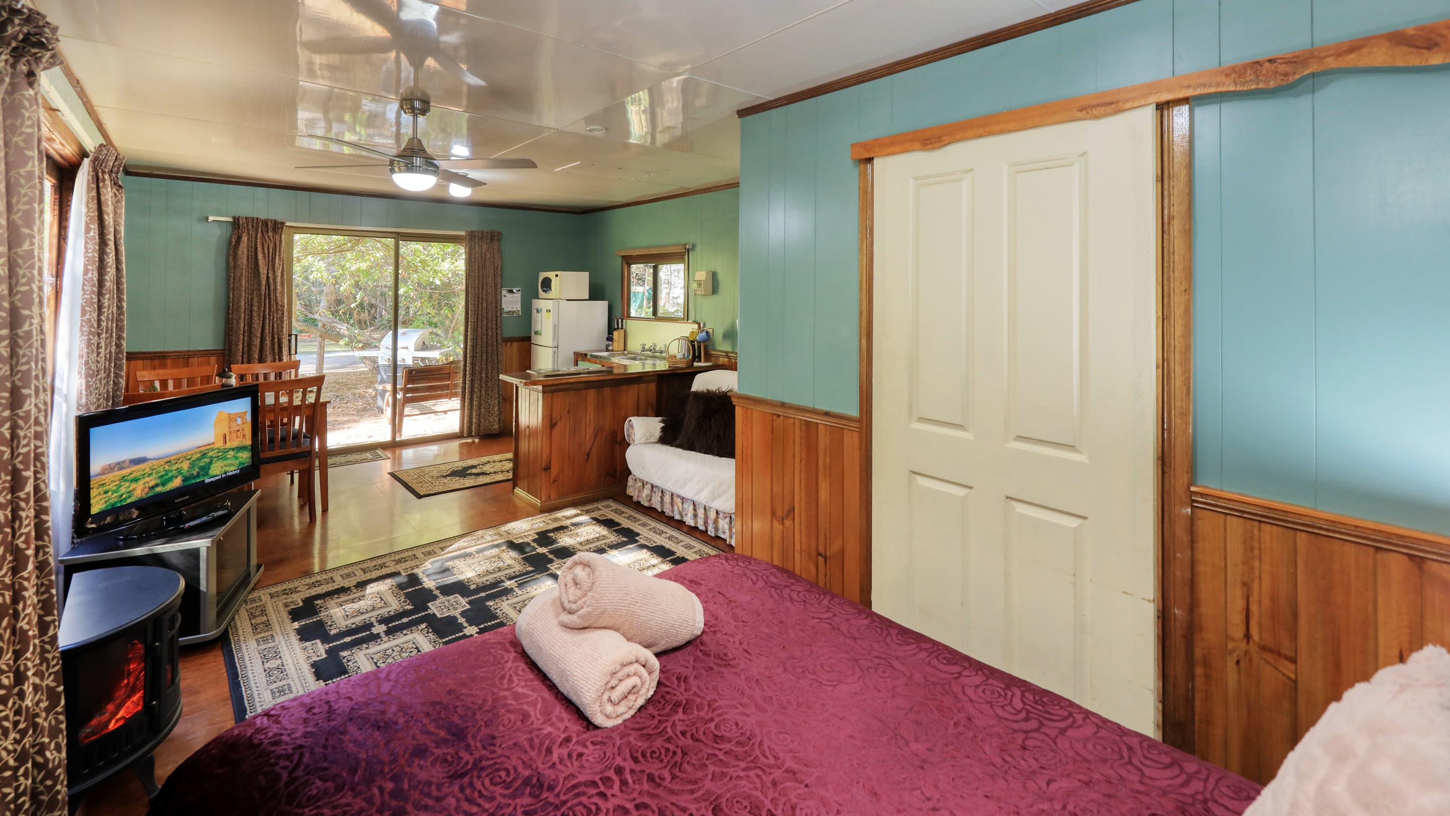 Crayfish Creek Van and Cabin Park β Spa Cabin 1 bedroom - Photo 3