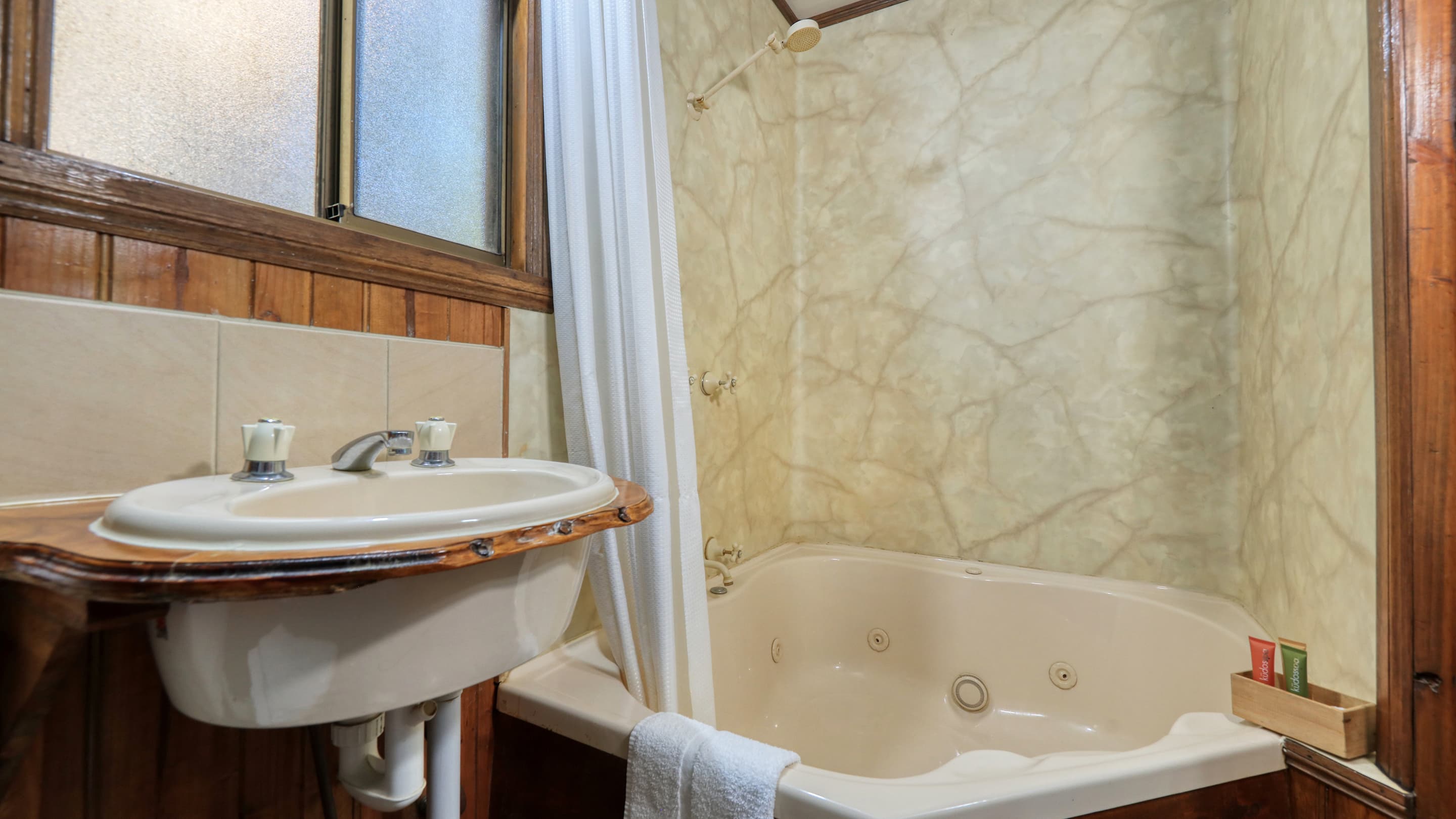 Crayfish Creek Van and Cabin Park β Spa Cabin 1 bedroom - Photo 5