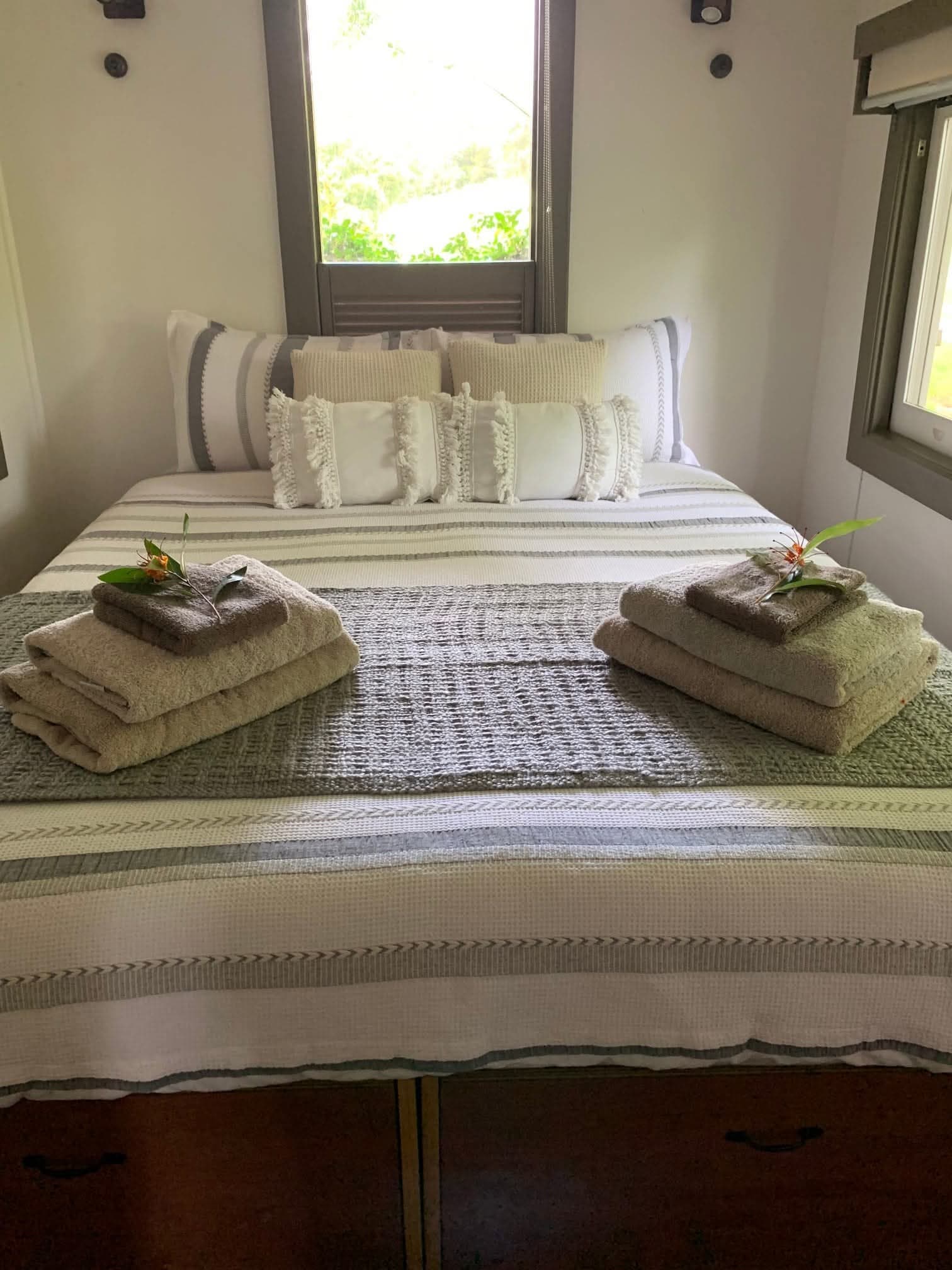 Unique Trains Carriages Farmstay W/ Luxury SPA - Photo 4