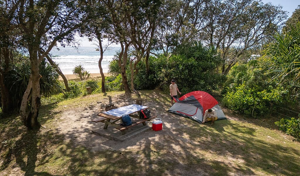 Campers setting up their tent at Illaroo campground. Credit: John Spencer © DCCEEW
